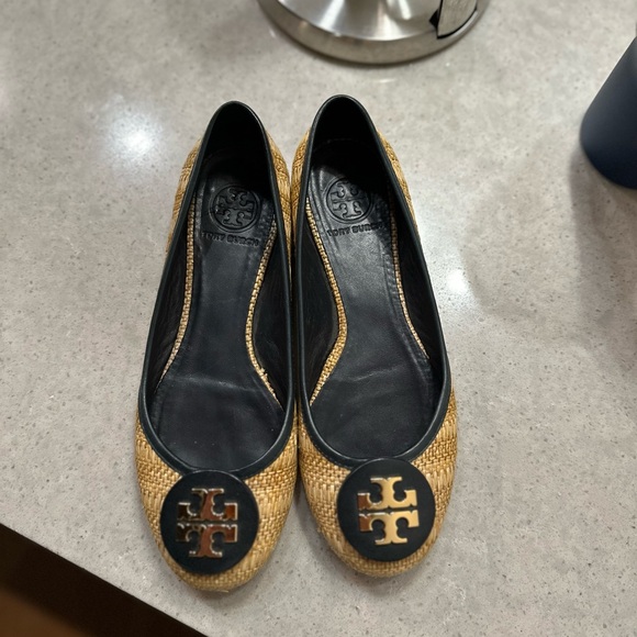 Tory Burch Reva Raffia Straw Logo Ballet Flat - Picture 2 of 11